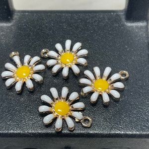 Daisy Charm Enamel Gold Metal