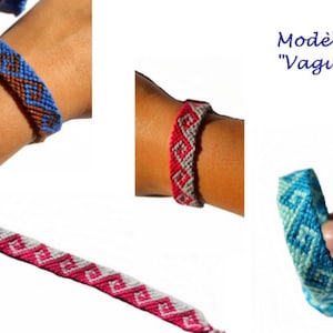 Peut inclure: Trois bracelets d'amitié avec un motif géométrique dans différentes combinaisons de couleurs. Les bracelets sont faits de fil bleu, brun, rose, blanc et gris. Les bracelets sont appelés "Modèle "Vague"".