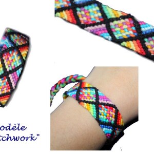Peut inclure: Un bracelet d'amitié coloré avec un motif patchwork. Le bracelet présente un motif répétitif de losanges noirs remplis de couleurs arc-en-ciel vives. Le texte "Modèle Patchwork" est visible.