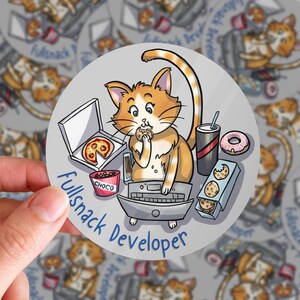 Peut inclure: Une tasse en céramique blanche avec une anse noire et le texte "But First, Coffee" en noir, dans une police manuscrite. La tasse est posée sur une surface blanche.