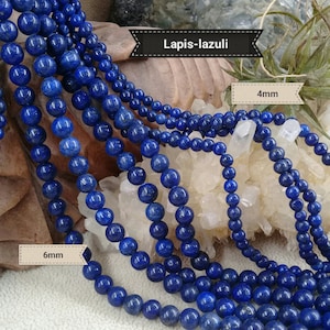 Peut inclure: Perles de lapis-lazuli de différentes tailles, dont 4 mm et 6 mm. Les perles sont d'un bleu profond et sont enfilées sur un cordon blanc. Les perles sont disposées en cercle, les plus grosses au centre et les plus petites à l'extérieur.