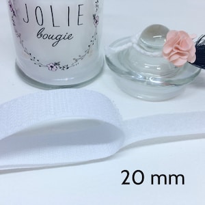 Könnte beinhalten: Weißes Klettband, 20 mm breit. Das Band ist in der Mitte gefaltet und zeigt beide Seiten.
