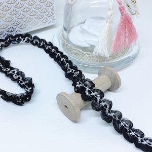 Galon organza, ruban passementerie vague, largeur de 10 mm, Noire avec perles gris, au mètre
