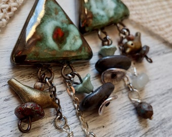 Sublimes boucles d'oreilles en céramique de créateur - lichen, noir et bronze, perles de pierres, petit oiseau et fleur sur galet céramique