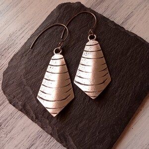 Triangles earrings with antique striped silver plated finish, Boho style, hippiechic, ethnic