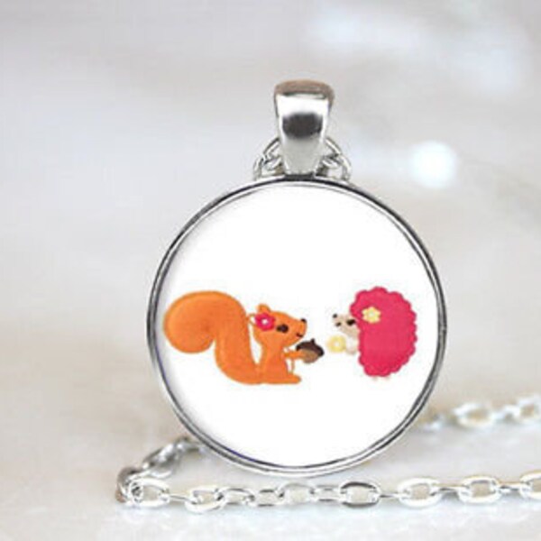 Collier kawaii l'écureuil et l'hérisson  , hedgehog and squirrel cabochon pendentif medaillon dome en verre et chaine