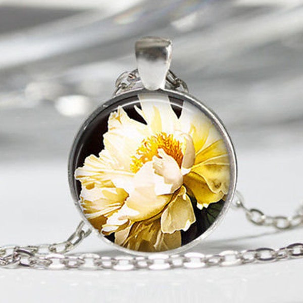 Collier fleur jaune pendentif cabochon en verre chaine argentée
