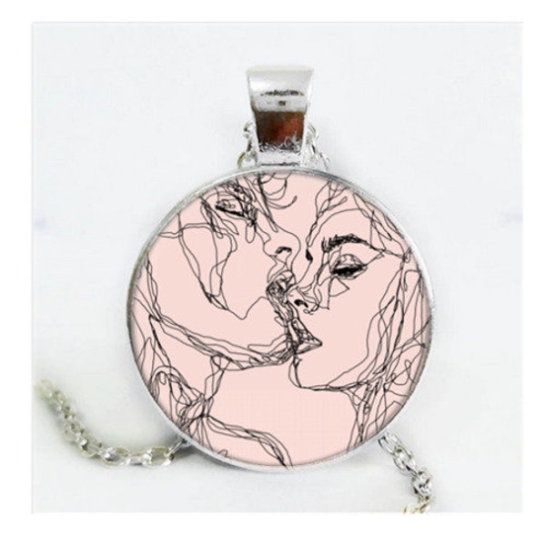 Collier "Esquisse dessin le baiser des amoureux " pendentif cabochon en verre chaine