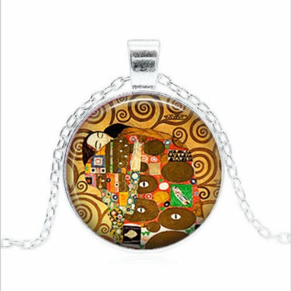 Collier peinture L'enlacement de Gustav klimt cabochon  pendentif medaillon cabochon dome en verre et chaine