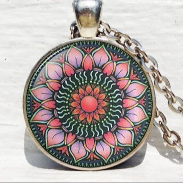 Mandala collier art abstrait géométrique pendentif cabochon en verre