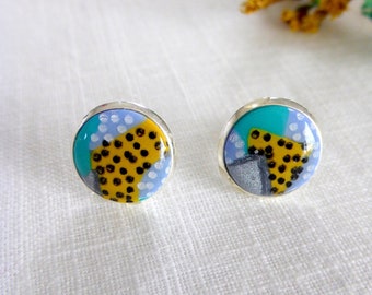 Puce d'oreille turquoise jaune bleu gris à pois fait-main en pâte polymère pour femme ou fille