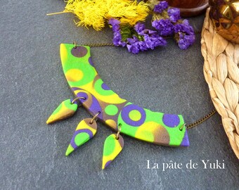 Collier plastron de couleurs violet vert jaune fait-main en pâte polymère pour femme ou fille