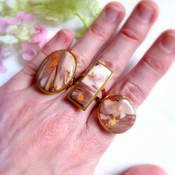 Bague REGLABLE cabochon dorée de couleur marron blanc et feuille de cuivre fait-main en pâte polymère pour femme