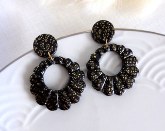 Boucle d'oreille pendante couronne noire et or hypoallergénique fait-main en pâte polymère et résine pour femme ou fille