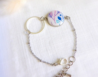 Bracelet avec chaine argentée et pièce cabochon blanche avec motifs fleurs bleues fait-main en pâte polymère pour femme ou fille