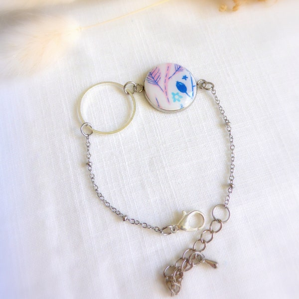 Bracelet avec chaine argentée et pièce cabochon blanche avec motifs fleurs bleues fait-main en pâte polymère pour femme ou fille