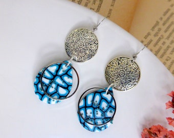 Boucle d'oreille pendante avec motifs ronds bleu turquoise blanc noir hypoallergénique fait-main en pâte polymère pour femme ou fille