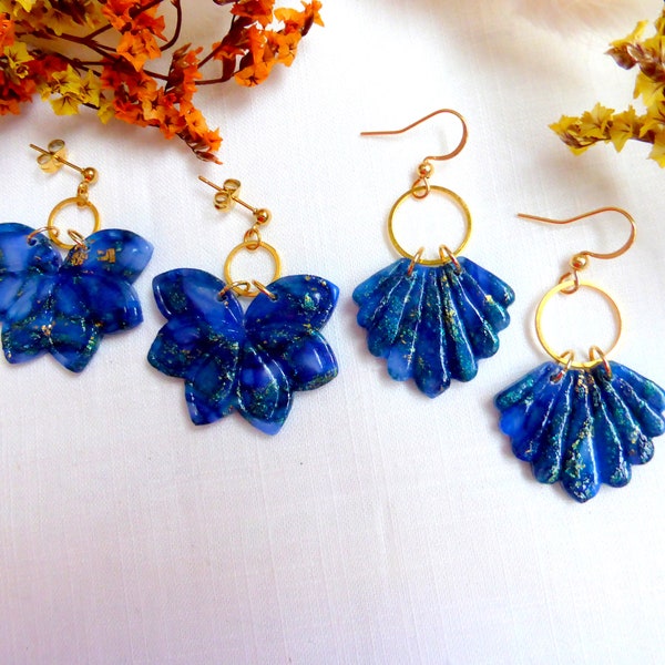 Boucle d'oreille pendante bleue et feuille d'or hypoallergénique fait-main en pâte polymère pour femme ou fille