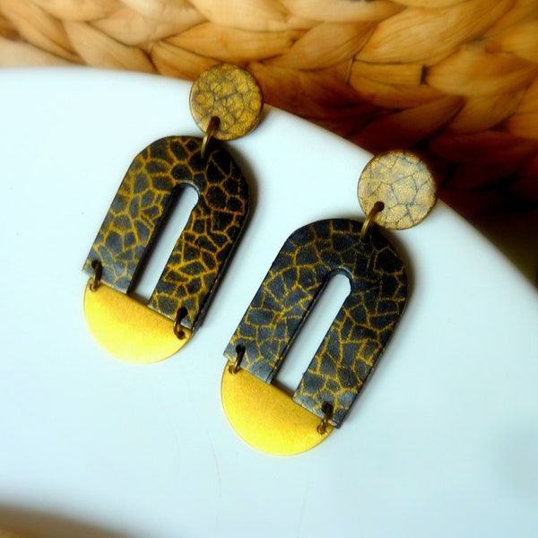 Boucle d'oreille moderne pendante de couleur cuivré doré noir fait-main en pâte polymère pour femme ou fille