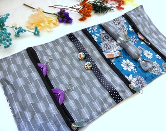 Pochette à bijoux de voyage en tissu coton de couleur bleu gris entièrement doublée fait-main pour femme et pour idée cadeau