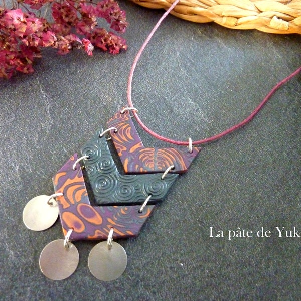 Pendentif avec longueur réglable de couleurs violet orange gris en forme de chevrons fait-main en pâte polymère pour femme ou fille