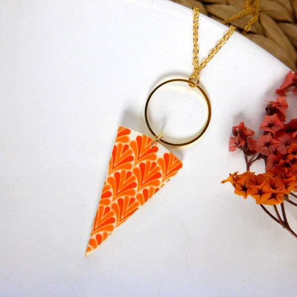 Sautoir pendentif triangulaire de couleur blanc avec motif éventail orange rouge fait-main en pâte polymère pour femme ou fille