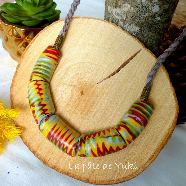 Collier plastron de forme demi-cylindre de couleurs rouge vert jaune gris fait-main en pâte polymère pour femme ou fille