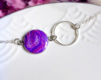 Bracelet avec chaine argentée et pièce cabochon violet rose et feuille d'argent fait-main en pâte polymère pour femme ou fille