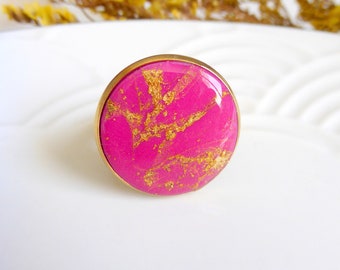 Bague REGLABLE ronde cabochon dorée de couleur rose framboise et feuille d'or fait-main en pâte polymère pour femme