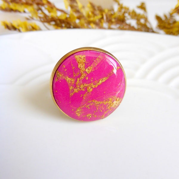 Bague REGLABLE ronde cabochon dorée de couleur rose framboise et feuille d'or fait-main en pâte polymère pour femme