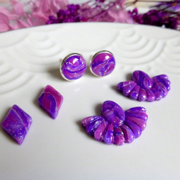 Puce d'oreille violette et rose avec de la feuille d'argent hypoallergénique fait-main en pâte polymère pour femme ou fille