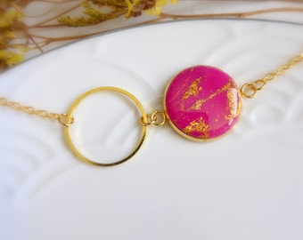 Bracelet avec chaine dorée et pièce cabochon rose framboise et feuille d'or fait-main en pâte polymère pour femme ou fille