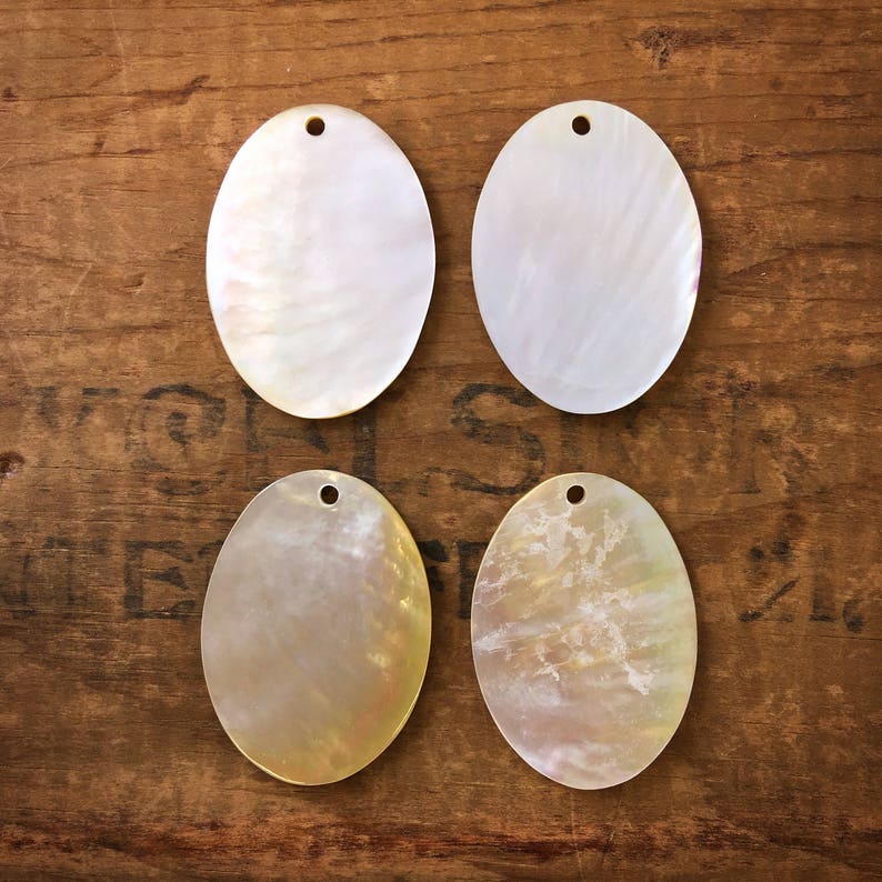 4pcs. D08 Oval Mother Of Pearl Pendant With Carved Flower And Border Motif