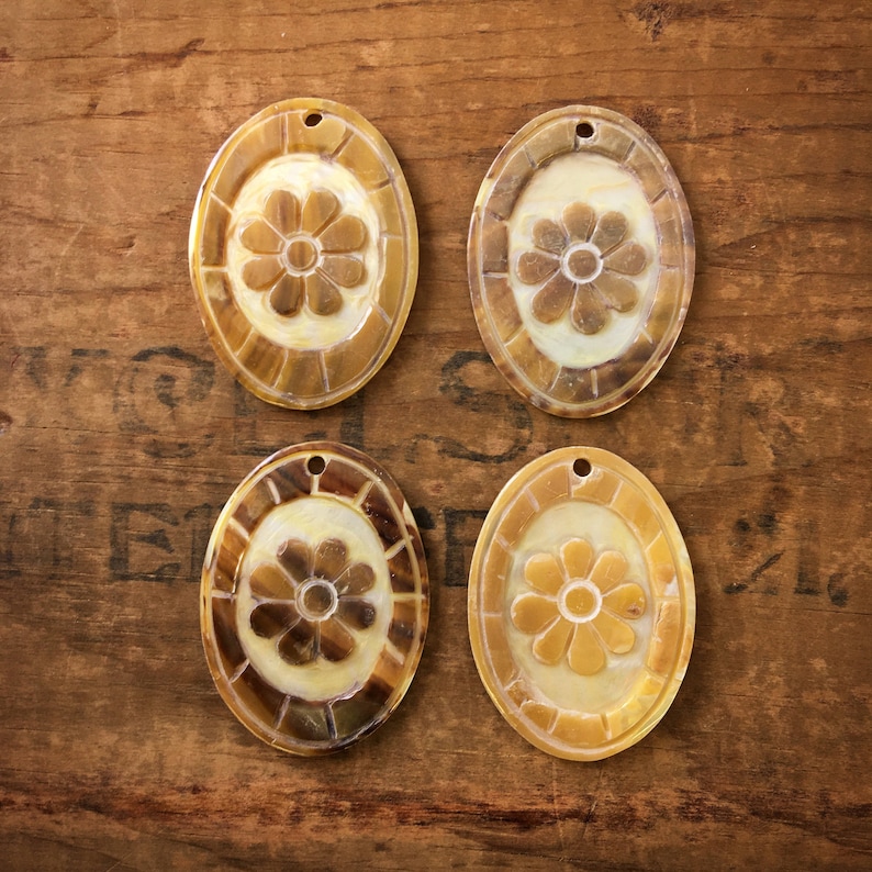 4pcs. D08 Oval Mother Of Pearl Pendant With Carved Flower And Border Motif