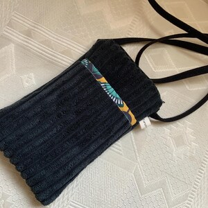 Etui pour I Phone/grand format/12x20cms/épais velours côtelé/vert presque noir/doublée coton fantaisie/zip/poche doublée devant/bandoulière/