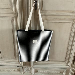 Borsa tote/40x38x7cm/manici da 62cm/tela impermeabile/righe nere ed ecru/foderata in tela/cerniera/tasche interne/borsa a tracolla/antipiega/