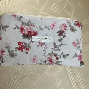 Pochette zippée/tissu ameublement/petites roses fond blanc/entoilée/doublée tissu imperméable/trousse plate/shabby chic/petits rangements