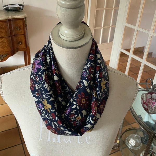 Snood/satin de polyester/imprimé fleurs feuilles fond marine/fluide/beau tombé/beau volume/accessoire de mode/tendance/écharpe/foulard/