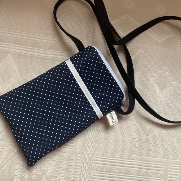 Pochette pour I Phone/coton enduit/marine points blanc/poche doublée /doublée épais velours lisse/se ferme par zip/ bandoulière/légère