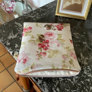 Pouch for e-reader/19x24cm/furnishing fabric/Roses on cream background/lined in striped fabric/closes with zip/protective thickness/ image 5