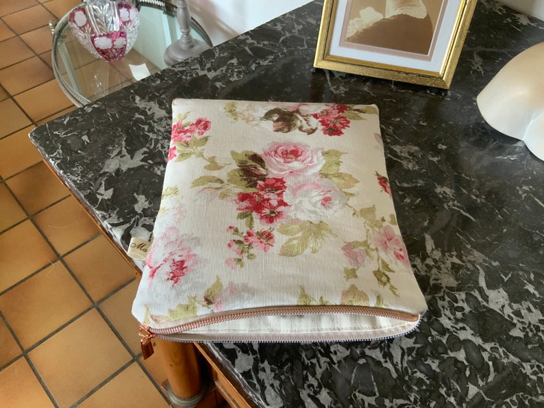 Pouch for e-reader/19x24cm/furnishing fabric/Roses on cream background/lined in striped fabric/closes with zip/protective thickness/ image 5