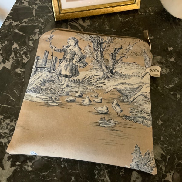 Pochette pour Liseuse/Toile de Jouy/doublée tissu matelassé /se ferme par zip/17x19cm/se ferme par zip/étui liseuse numérique /