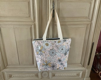 Sac cabas/se porte à l’épaule/tissu ameublement/fleurs stylisées noir or blanc fond rose/doublé popeline noire/poches intérieures/45x36x15cm