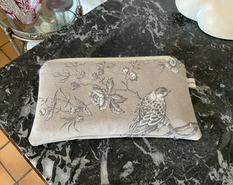 Plat etui/24x13cm/Toile de Jouy/beige met taupe en witte vogels/gevoerd met waterdicht canvas/voor kleine opbergruimte/