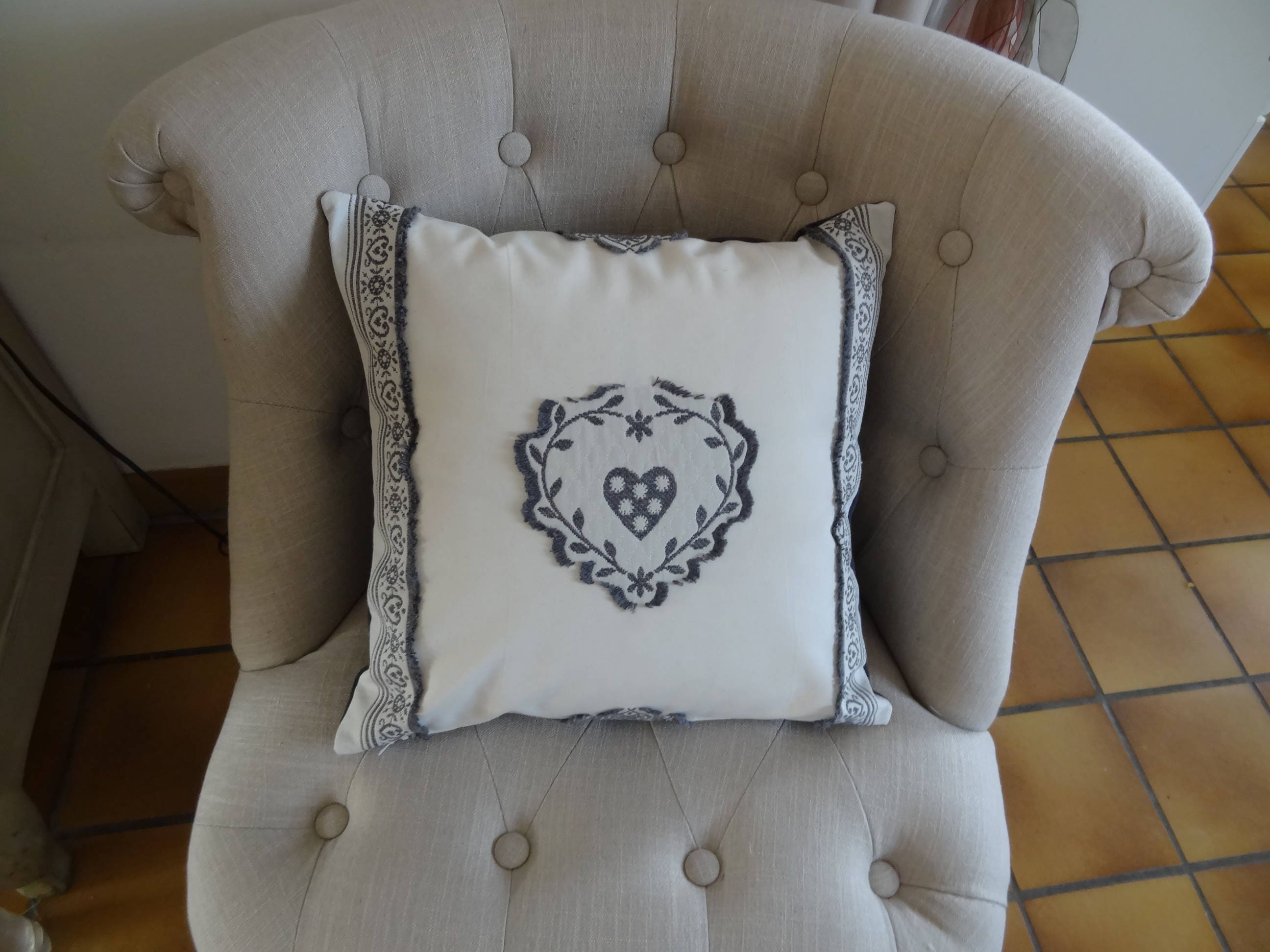 Housses de Coussin/Lot Deux/Tissu Ameublement/Blanc Cassé , Gris/Avec Coeurs/Coussins Décoratifs/Déc