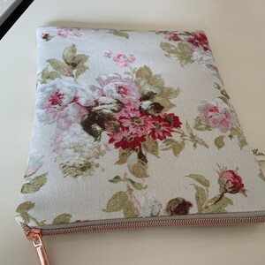 Pouch for e-reader/19x24cm/furnishing fabric/Roses on cream background/lined in striped fabric/closes with zip/protective thickness/ image 1