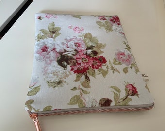 Pouch for e-reader/19x24cm/furnishing fabric/Roses on cream background/lined in striped fabric/closes with zip/protective thickness/