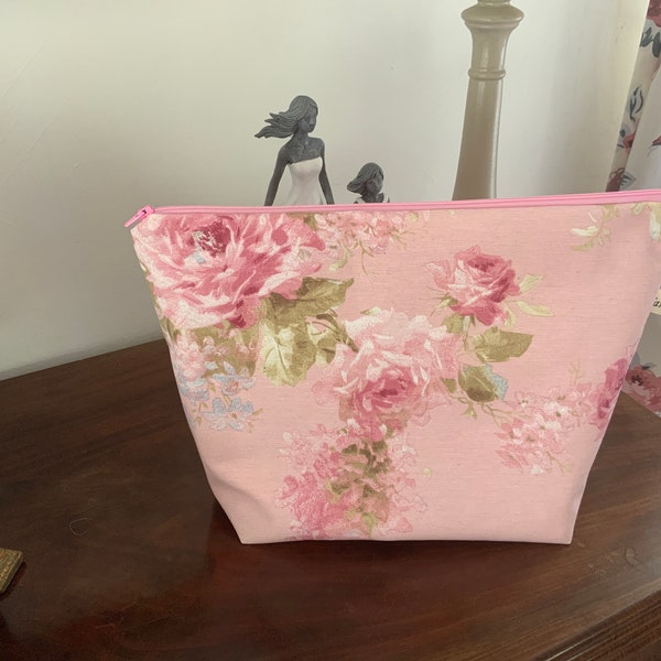 Trousse de toilette/grand format/tissu ameublement/Roses Anglaises fond rose/doublée tissu rayé coordonné/ tenue/grande contenance/