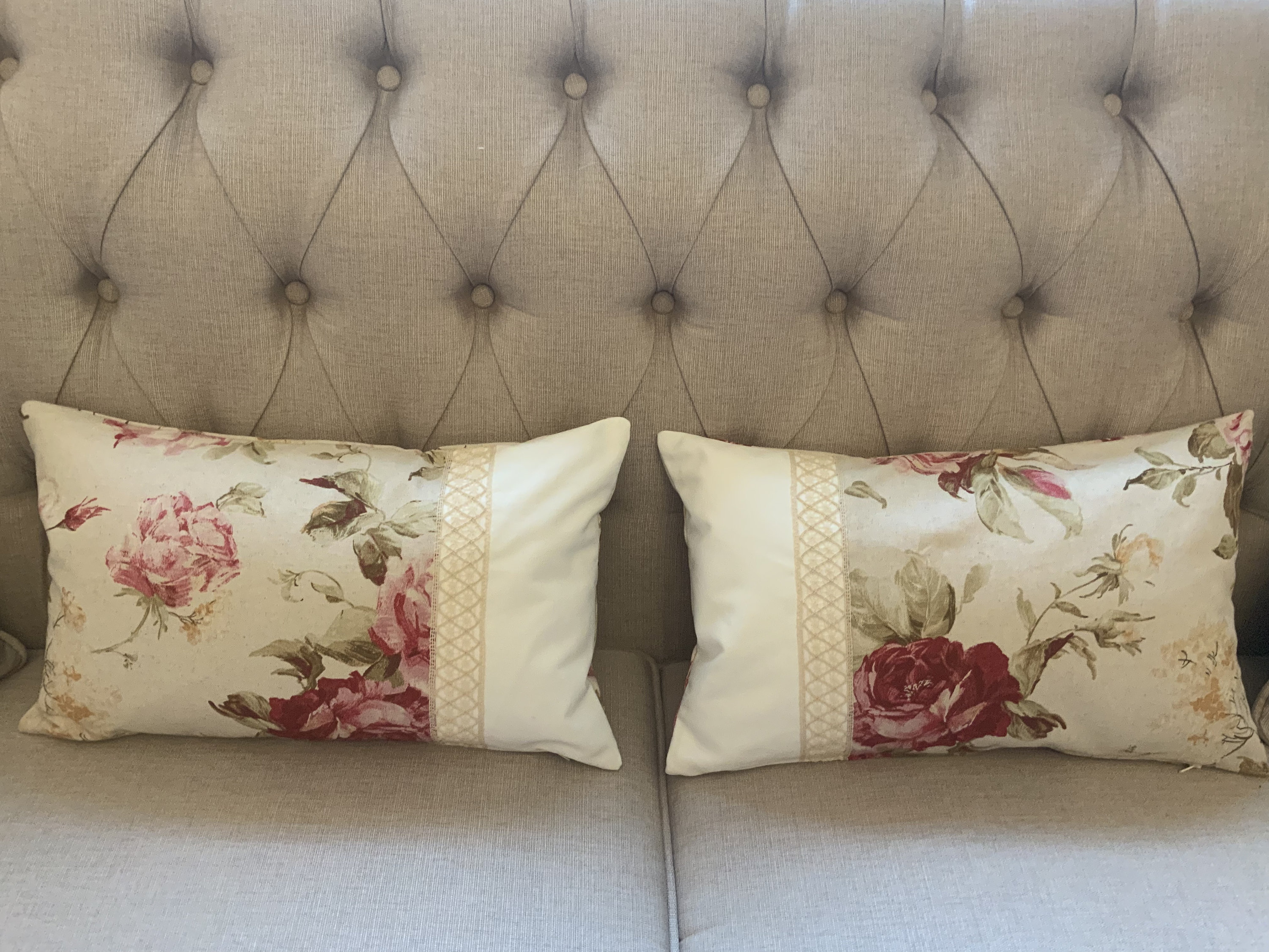Lot de Deux Housses Coussin/50x30cm/Tissu Roses sur Fond Couleur Lin/Se Ferment Par Zip/Shabby Chic/