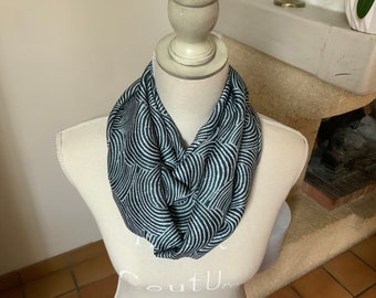 Snood/satin de polyester/aspect et toucher soie/motif coquilles/vert sapin noir écru/lumineux/accessoire de mode/chic et tendance/écharpe